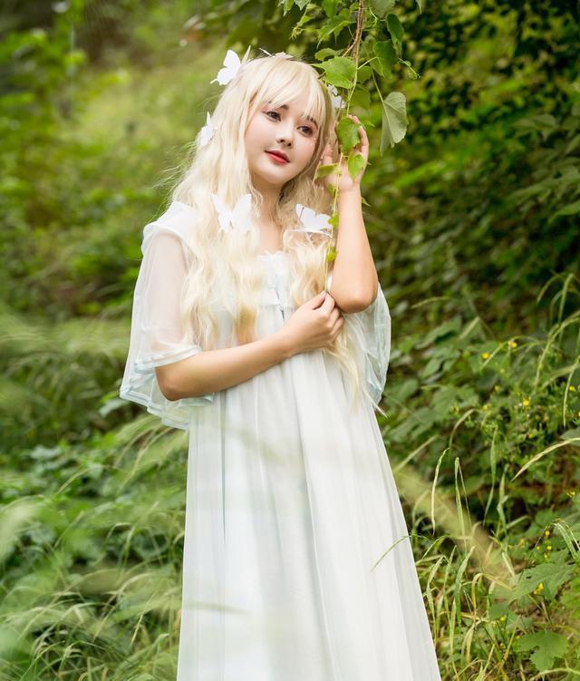 白头发的长裙美女