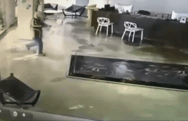 搞笑:男主也是很敬业,眼睫毛变成水帘洞了都能憋着不笑!