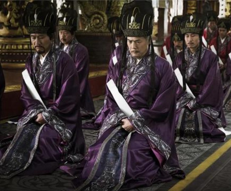 古代大臣上朝时,为什么手里都会拿一块板子?长知识了!