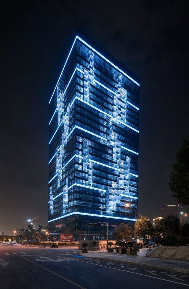 办公楼夜间的灯光效果,水平方向上的光将建筑在视觉上进行了有节奏和