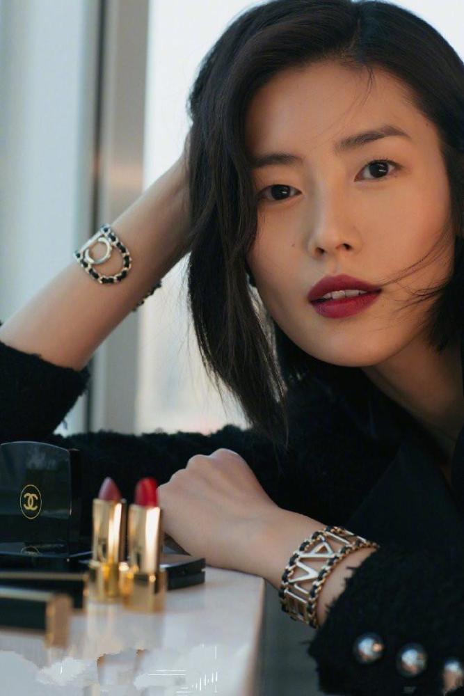 超模刘雯西装穿搭既优雅又温柔,知性又有女人味