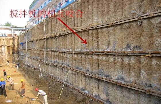近年来,素混凝土桩与钢筋混凝土桩间隔布置的钻孔 咬合桩也有较多应用