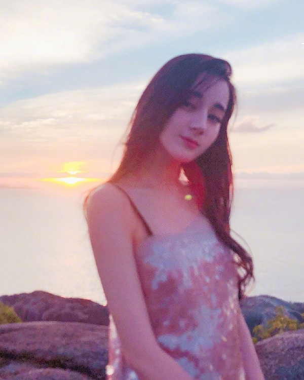 迪丽热巴唯美夕阳背影侧颜头像,唯美动人,清新优雅有活力,满满少女感!