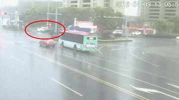 这波强行变道+闯红灯,赞!