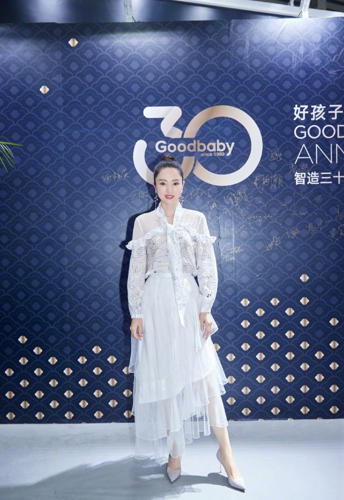 董璇粉色长裙配高马尾,转身秀美背看呆网友:37岁的"少女"
