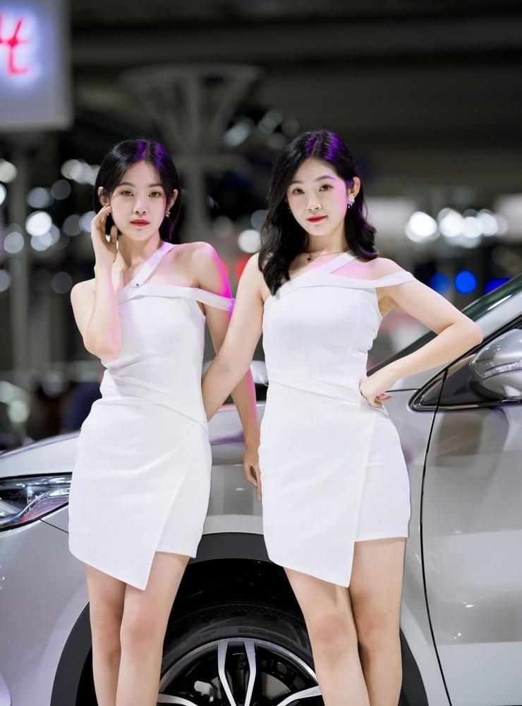 双胞胎姐妹花,一长一短的发型