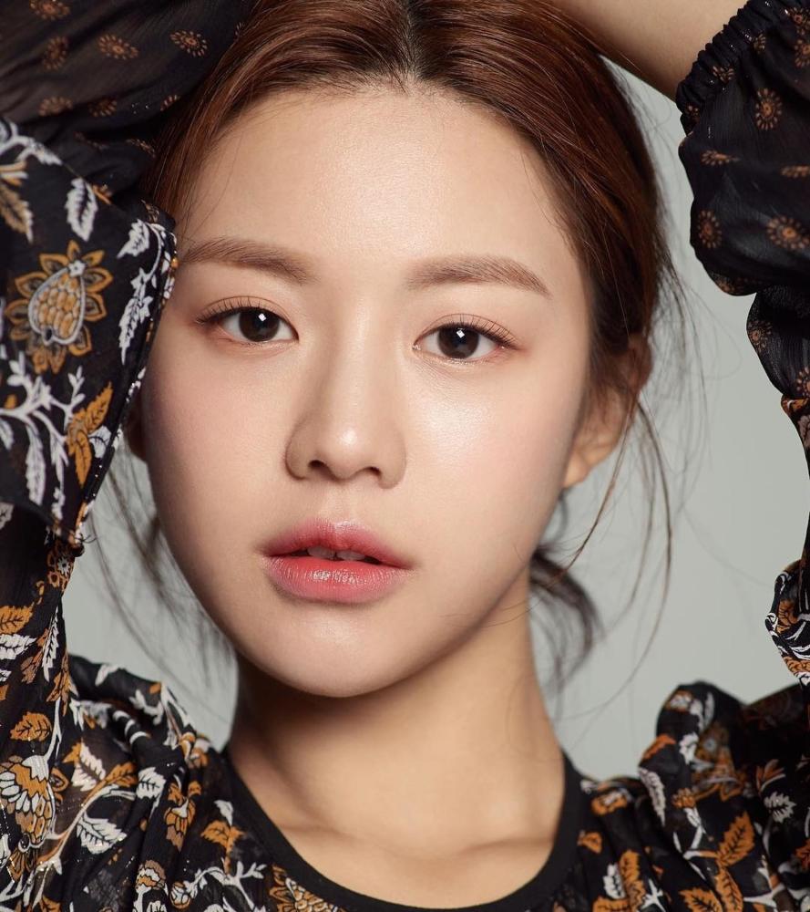 五官标致明艳动人,元气满满的美少女