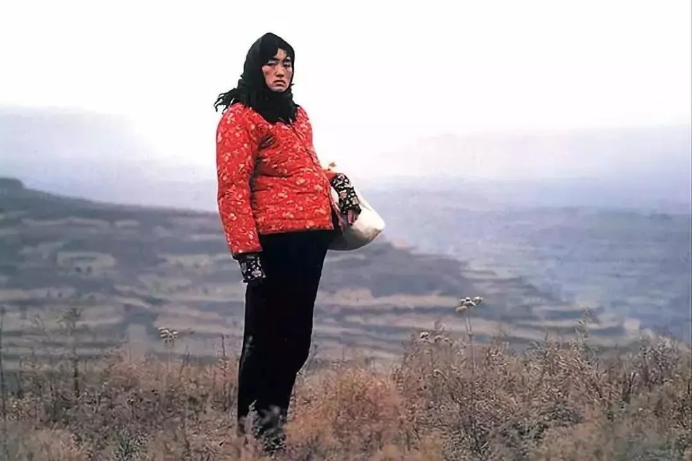 " ——《秋菊打官司》 在你印象里, 巩俐女皇的形象是这样光芒四射