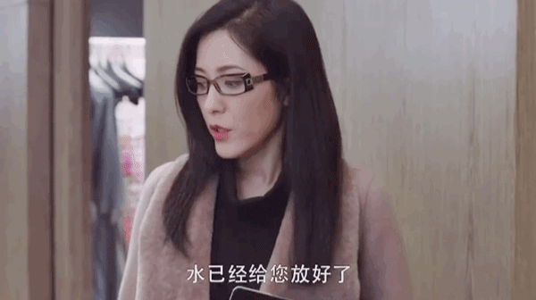 戴着土里土气的黑框眼镜也好美那种好美,真漂亮,太a了.