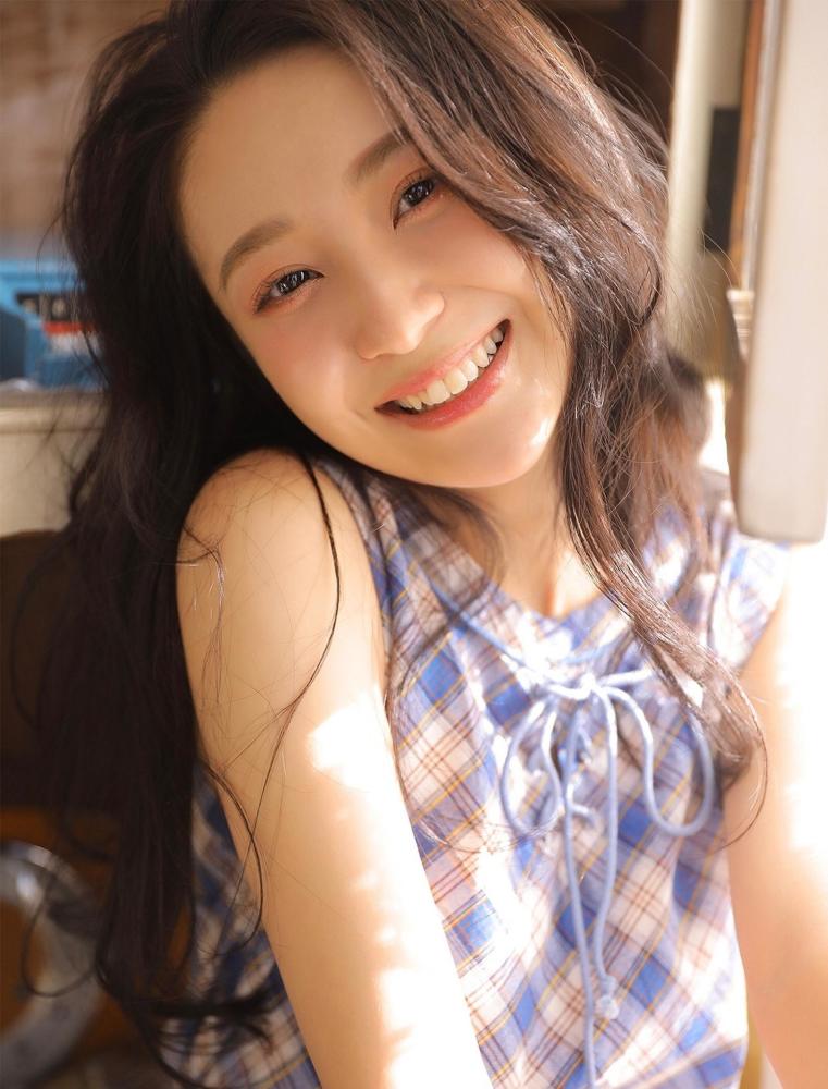 紫色格子裙,笑容灿烂的女孩