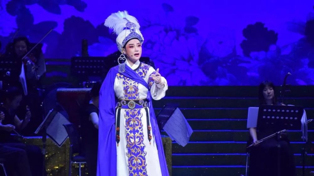 泪透鲛绡旧恨难消,当蔡浙飞演绎的陆游一身长剑,吟唱着"浪迹天涯三长