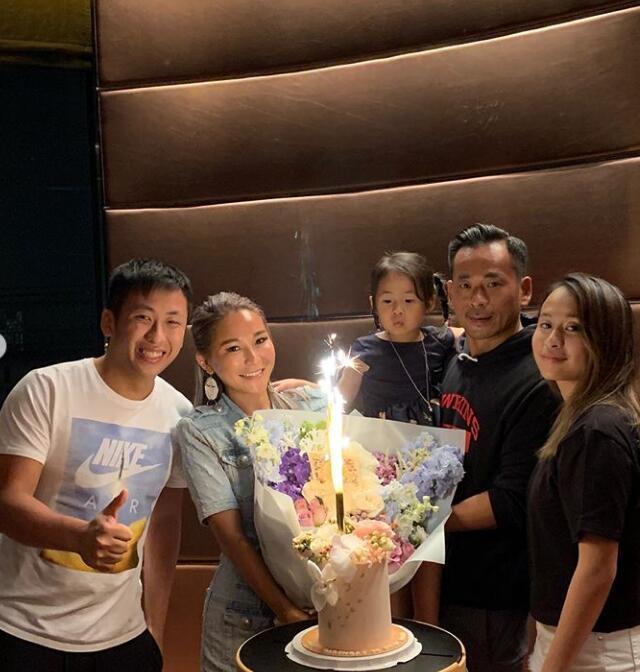 周焯华为陈慧玲庆生,与儿子甜蜜亲吻洗米嫂,一家5口同框很温馨