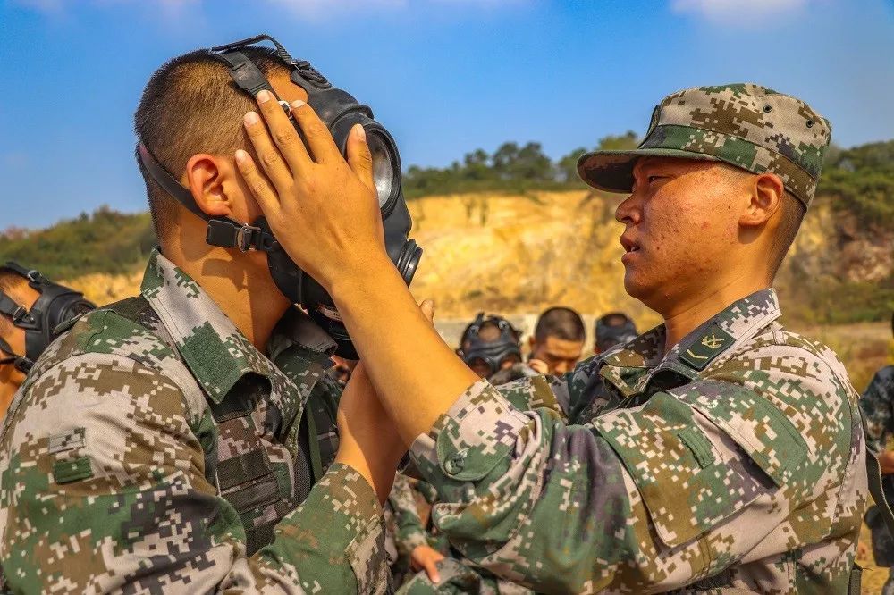 快看!这是新兵第一次拉练!