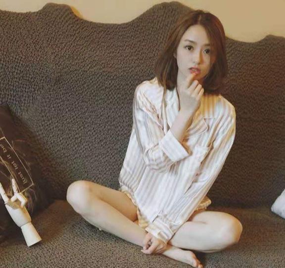 腾讯第一美女主播小七睡衣秀颜值惊艳身材性感诱惑十足