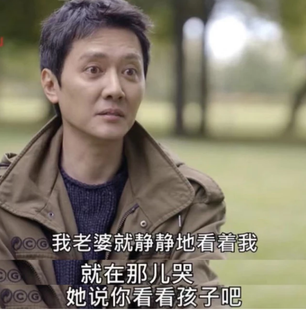 赵丽颖看着冯绍峰抱头大哭,随后反应扎心了,家庭地位一目了然