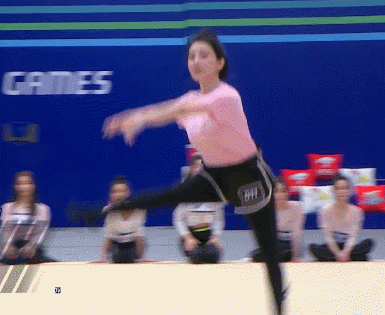 陈小纭示范体操动作,高空一字马看呆周震南,不愧是