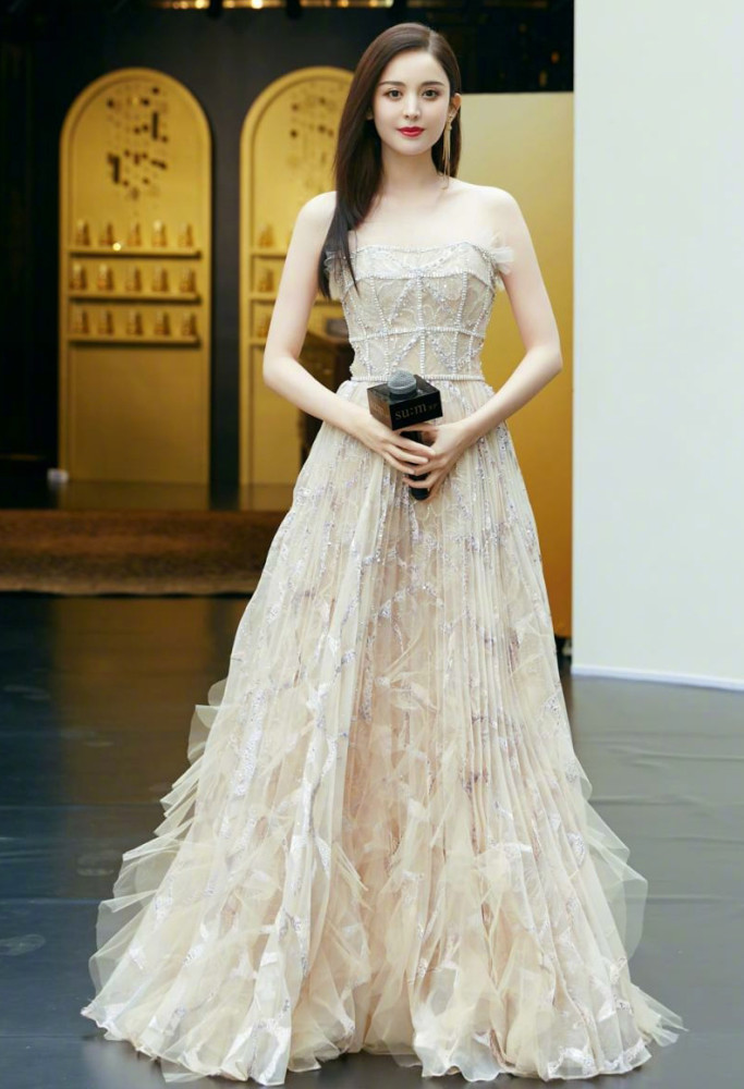 古力娜扎自带仙女滤镜,薄纱抹胸长裙配单边耳饰,散发甜甜少女味