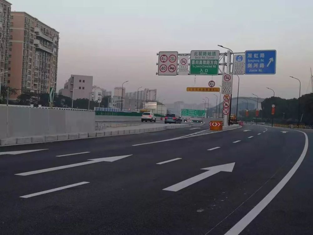 车辆可以从这里进入北翟路地道嘉闵高架方向