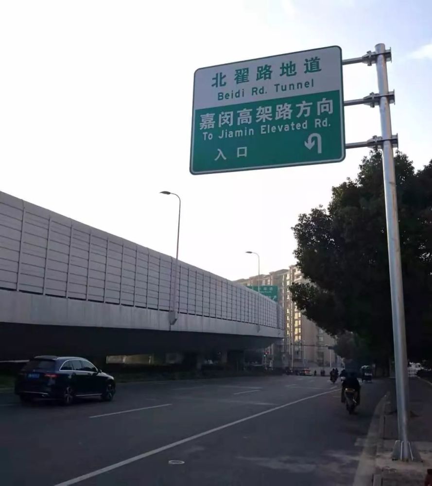 北翟路西向东北渔路路口新开掉头车道,掉头后可以进入北翟路地道嘉闵