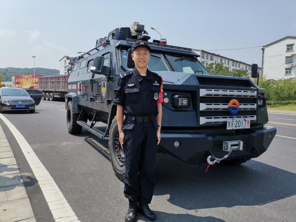 小女孩独自在街头哭泣,便衣特警上前询问,她的反应值得家长看一看!