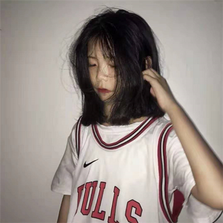 微丧女生头像:笑容可以瞒过别人,心疼却瞒不过自己!