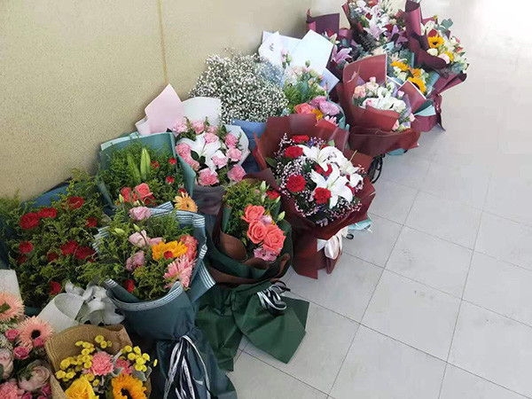 病房外摆满了学生送来的鲜花. 澎湃新闻记者 何利权