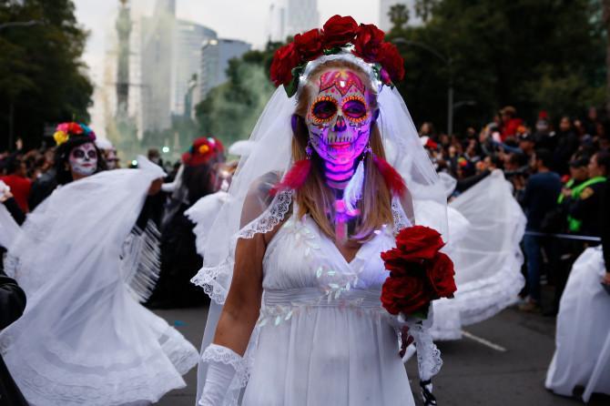 墨西哥街头"骷髅新娘"庆祝亡灵节 犹如冥界盛大时装走秀