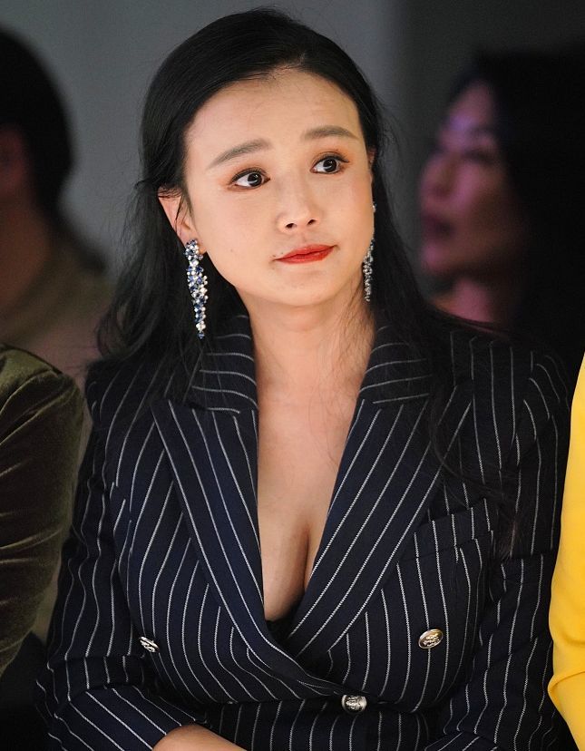 生了三个孩子的冉莹颖脸终于绷不住了,生图下擦厚粉底