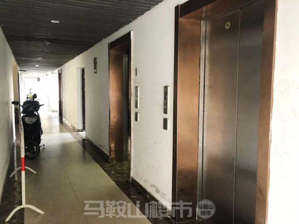 楼道内和楼道门口也是停满了电动车和三轮车