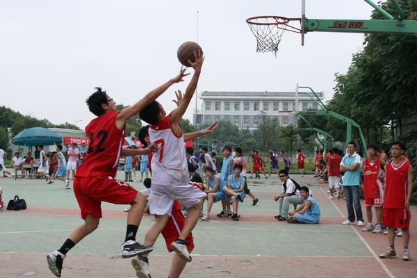 学生党打篮球练肌肉,初中生练手臂,高中生练腿,大学生