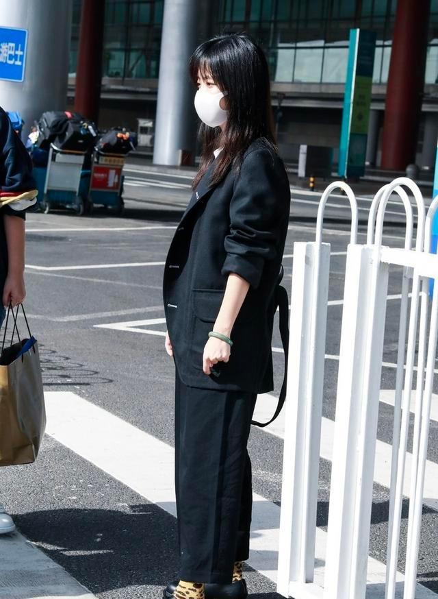 谭松韵短发戴口罩包裹严实现身机场,独自推行李箱毫无