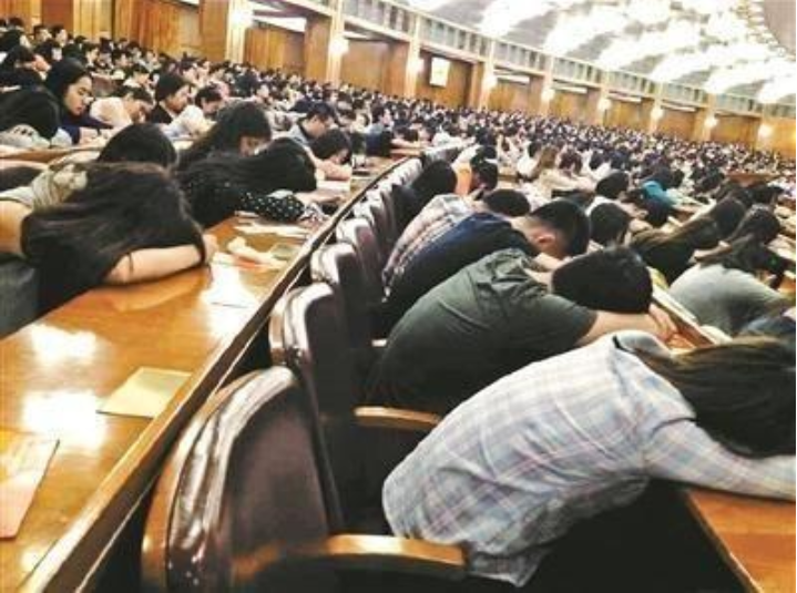 大学生"最堕落"的3种行为,逃课是小事,最后一个是"提前养老"吗?