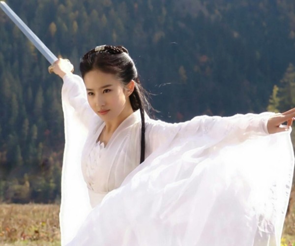 女星古装舞剑,赵丽颖、刘亦菲,你喜欢哪一位?