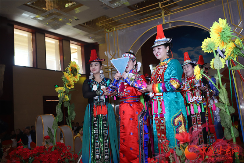 赞!90后裕固族新人在张掖都市举办裕固族传统婚礼