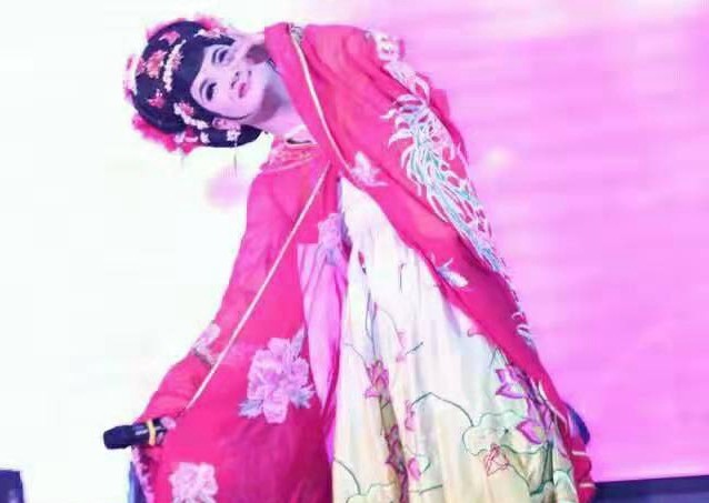小伙男扮女装10年遭上百名男粉丝表白,惹得妻子"吃醋"