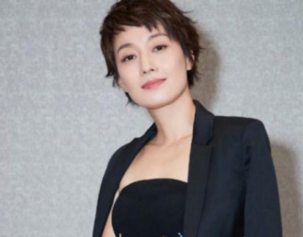 马伊琍离婚后越来越美,烫小卷发气质减龄,一身西装干练十足!