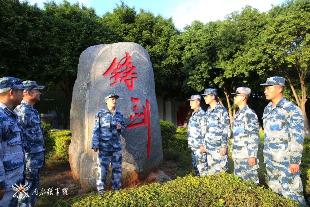 "课上研讨,某旅组织科干事刘欣关于开展战时文体活动的经验使大家深受