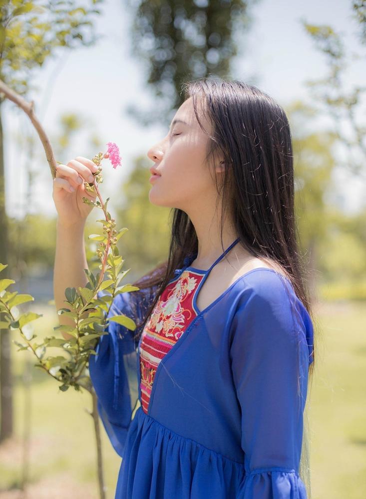 湖边柳色,蓝衣黑长直少女
