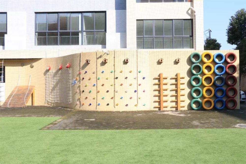 教室里的图书角 2 户外游戏区  幼儿园激发着孩子们的好奇和探索