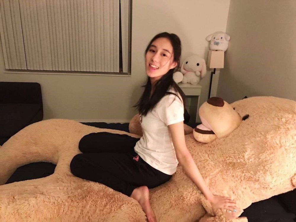 赌王小女儿何超欣近照曝光,长相清秀但很普通,嘴角还有点扭曲?