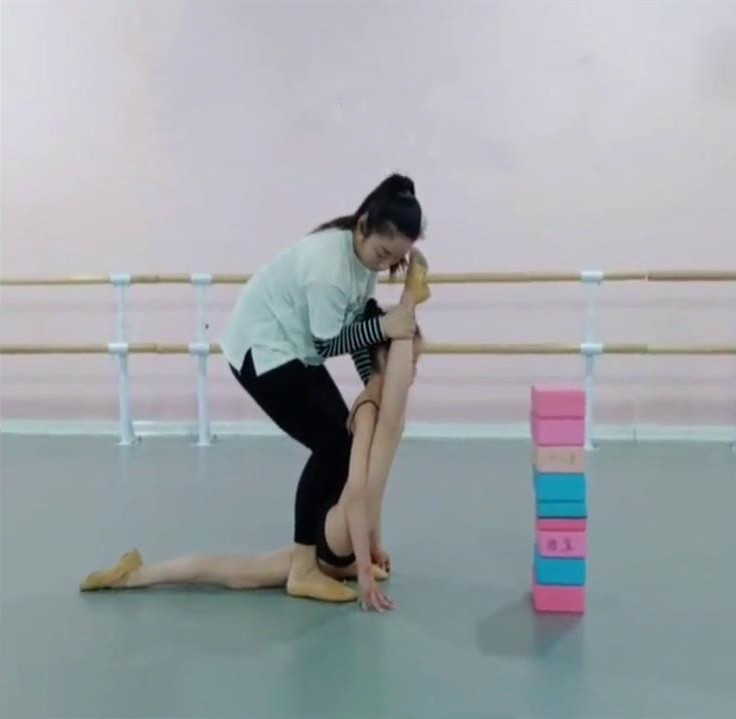 练舞压腿惹的祸?6岁女孩舞蹈课后脊髓损伤致瘫痪