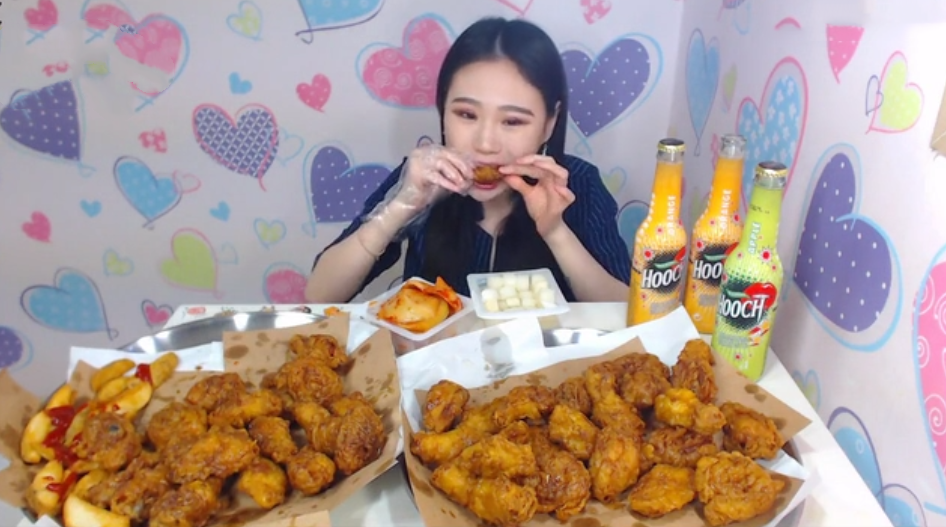 大胃王吃50个"鸡腿",刚要下口却穿帮了,网友:我能吃100个!
