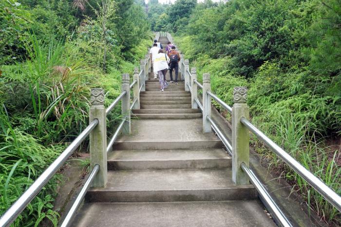 登高灵谷峰,瞰抚州全景,山顶拜佛据说相当灵验