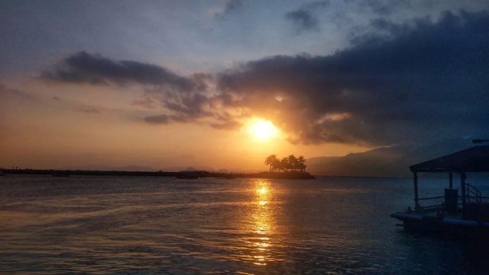 夕阳西下的分界洲岛, 海面被落日映照成橙黄色, 海水被风吹皱了波纹