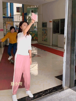 搞笑gif趣图情侣之间的身高差没有最萌只要更萌