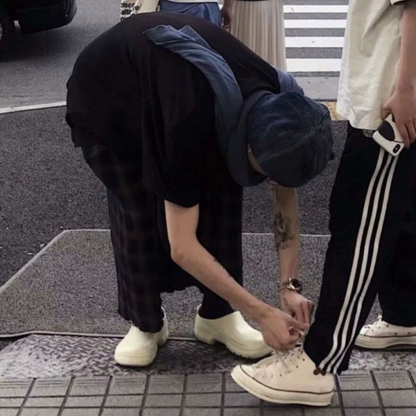 可能就真的没有系过鞋带了,因为会把女朋友"宠"到极致的男票,怎么会让