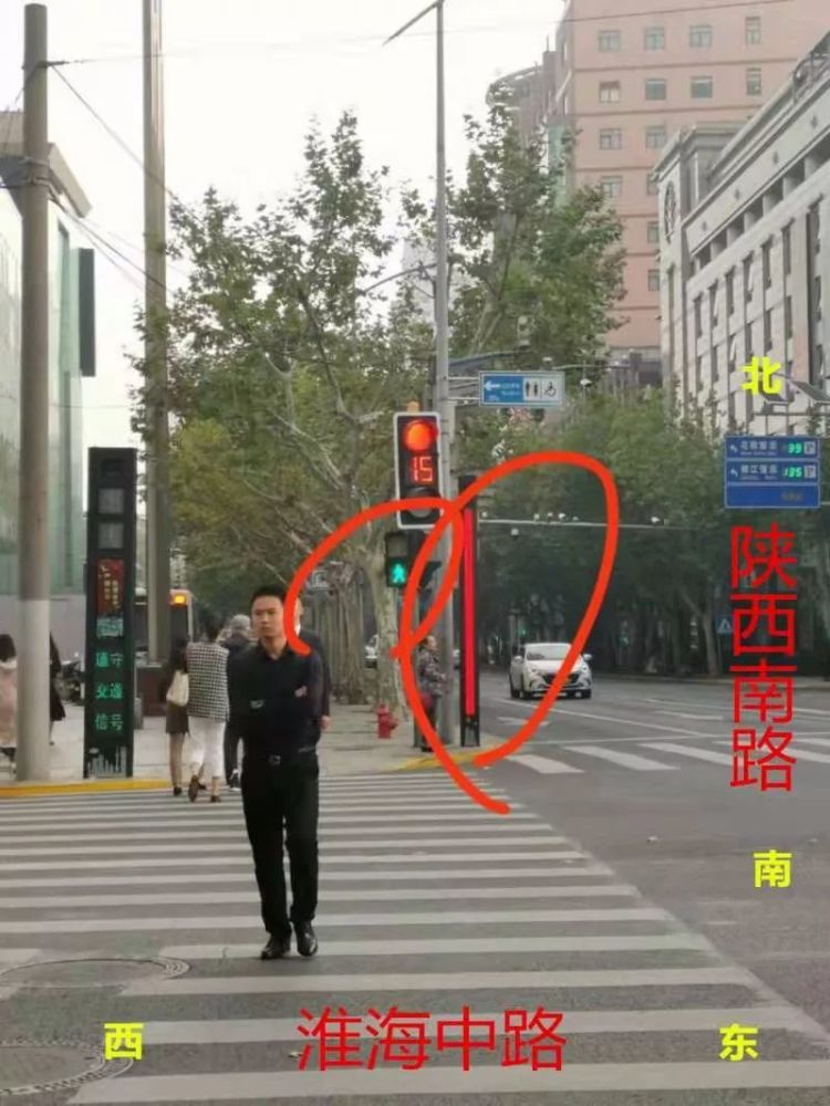 路口一个方向3个信号灯,该看哪个?