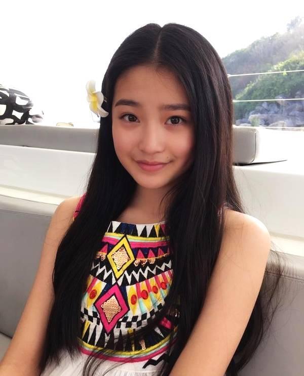 00后当红小花,父亲去世不到一个月就开始工作,17岁年纪经历太多