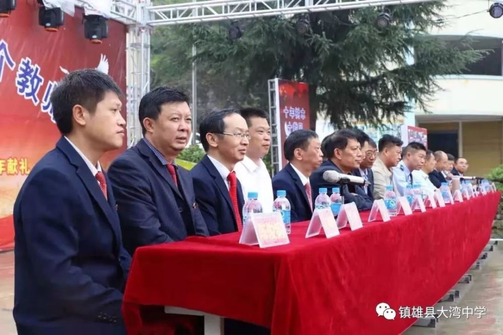 镇雄县公安局大湾派出所聘请大湾派出所的李警官为大湾中学法制副校长