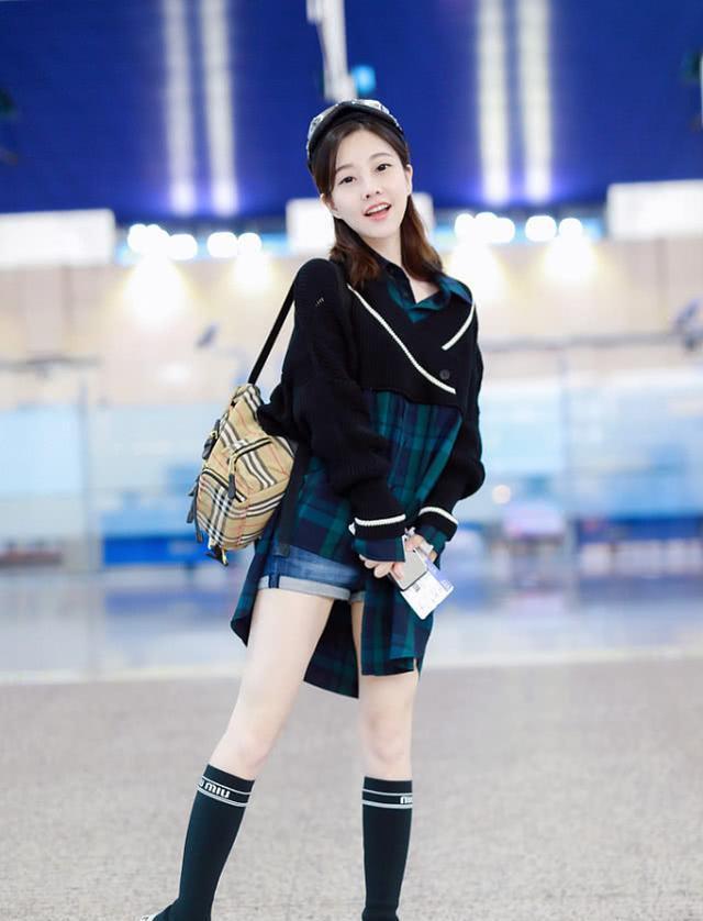 冯提莫走机场,穿衬衫裙搭针织衫,玩下衣失踪秀长腿